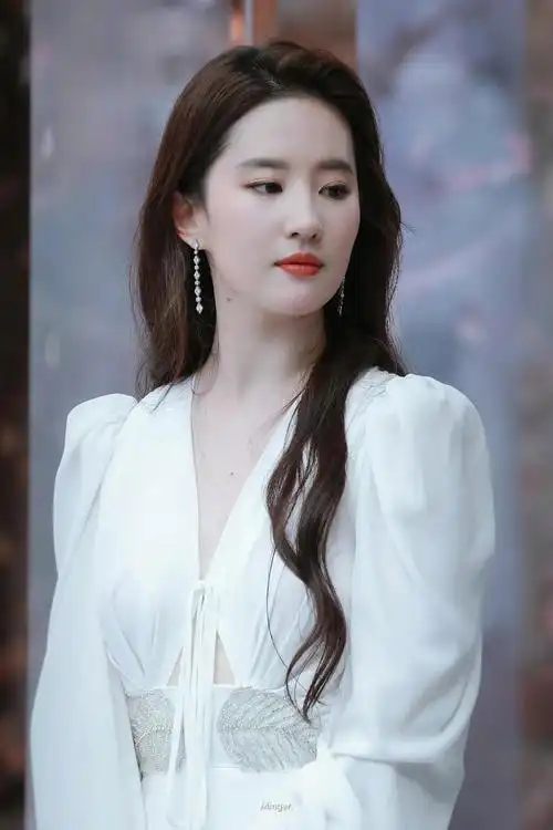 刘亦菲个人资料介绍(刘亦菲,不可复制的美) | 说明书网