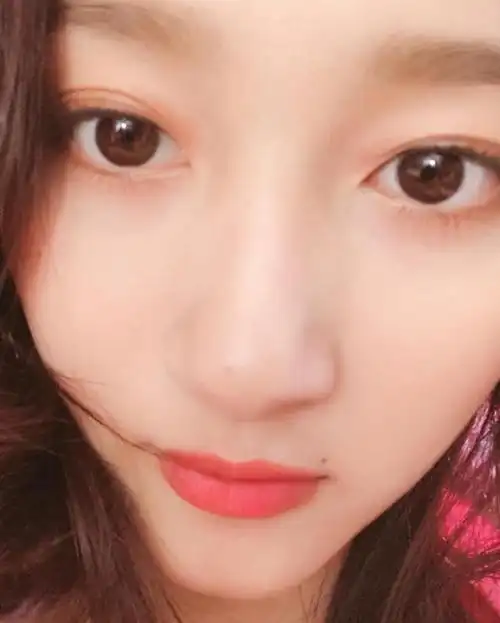 照片中关晓彤妆容精致,皮肤白皙水嫩,美得闪闪发光.