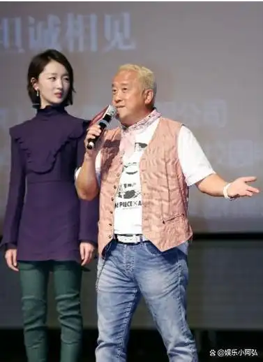 曾志伟拽住周冬雨手的那刻,两人关系再也藏不住,他们什么关系?