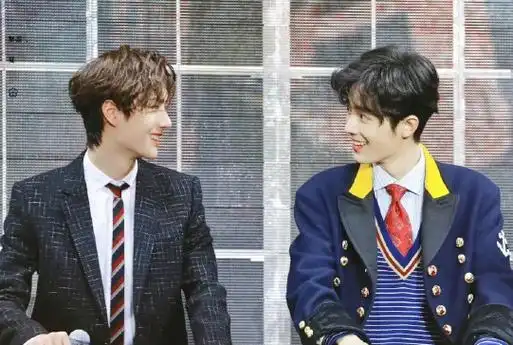 王一博爱上经纪人?两人多个同款被扒,女方已经40多岁.