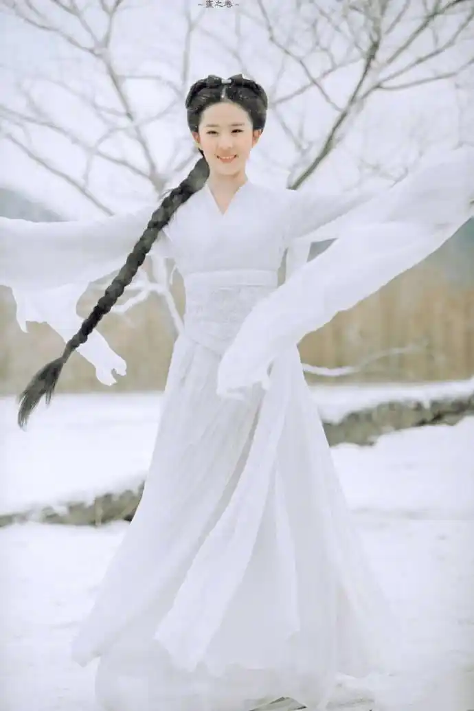 刘亦菲穿着白衣在雪地中的模样,这就是天仙没错了!神仙姐姐真是太美了
