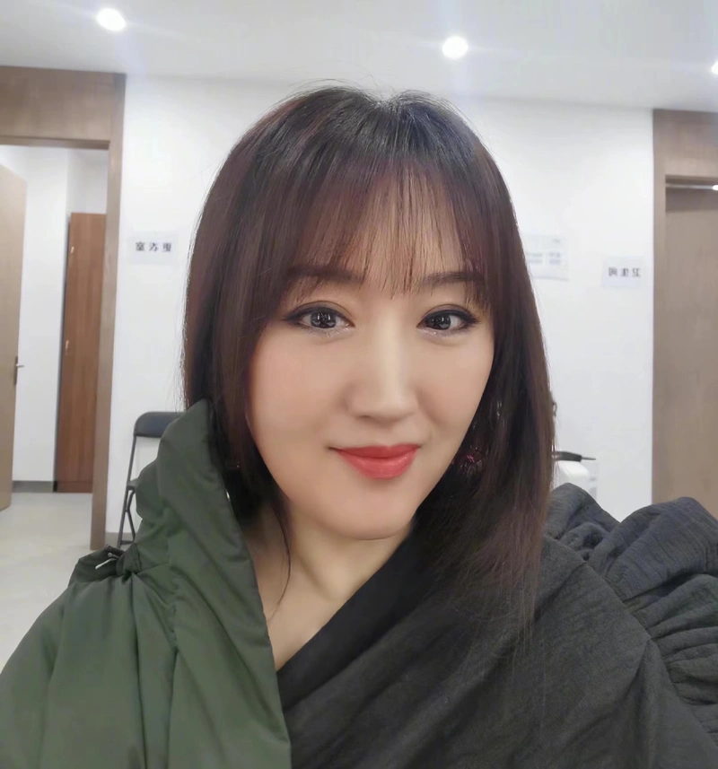 杨钰莹深夜发自拍,50岁依然精致好皮肤,网友:眼里没光了