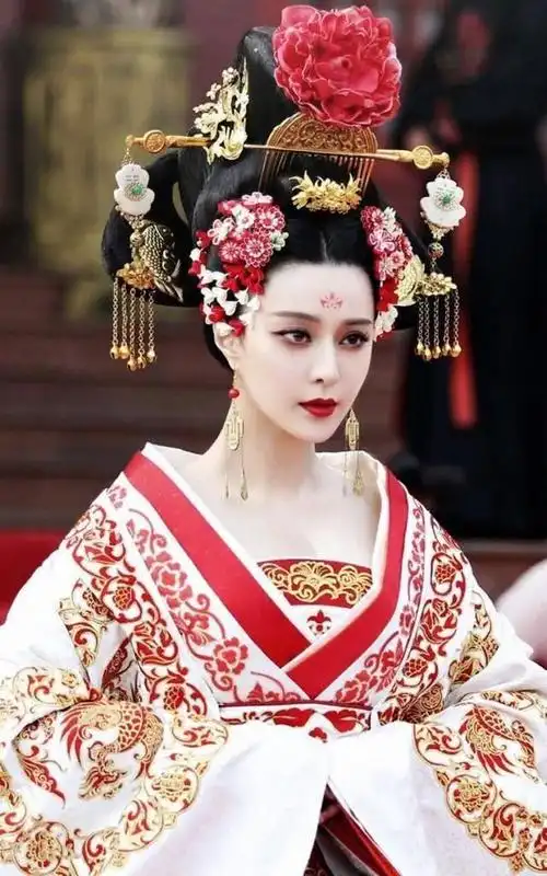 女明星带古装头饰,热巴娇羞,她美若天仙