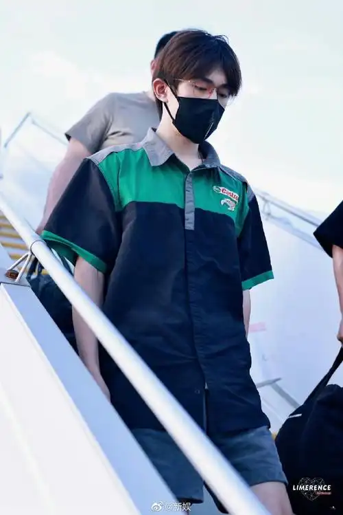 易烊千玺穿短裤了##新娱