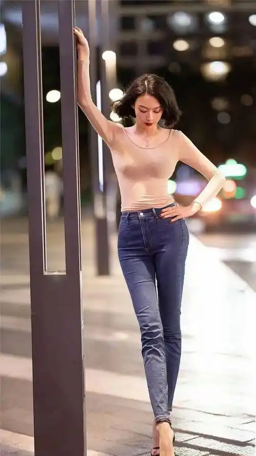 原创牛仔裤高跟鞋175模特身材成为夜晚街边最亮的星