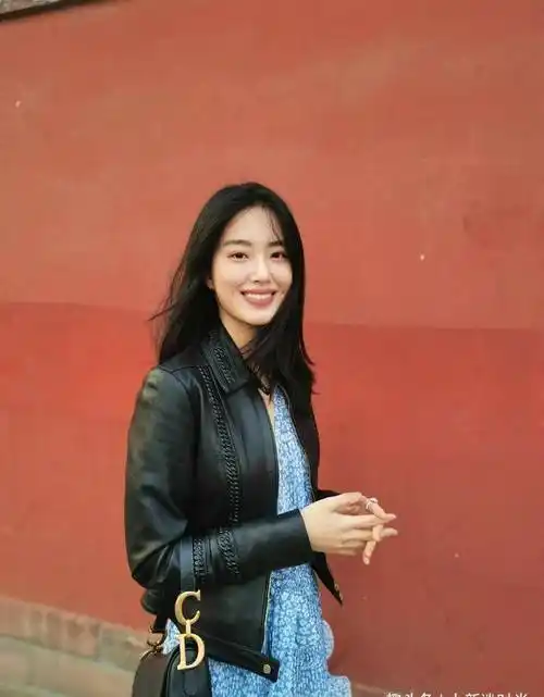 杨采钰是真敢穿,西装里就裹了一块布,勒出凹凸感太真实_穿着_连衣裙