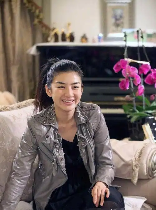 女怕嫁错郎,时隔10年,黄奕证明了没有男人也可以活的很潇洒