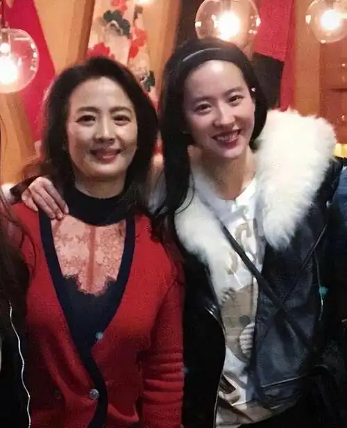 刘亦菲母女走机场,随意穿一点也不做作刻意,妈妈比女儿更像明星