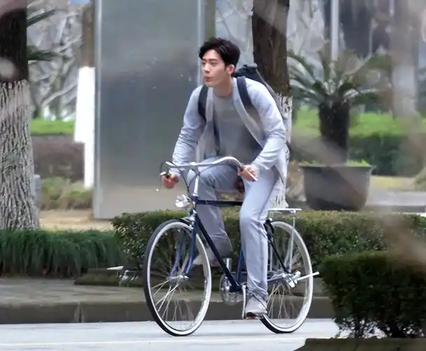 新恋情井柏然踩自行车载刘雯骑行夜游大表姐素颜甜坐单车后座