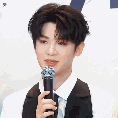 7415黄明昊  乐华后台采访动图小西贝 你的微笑足以让我治愈我的