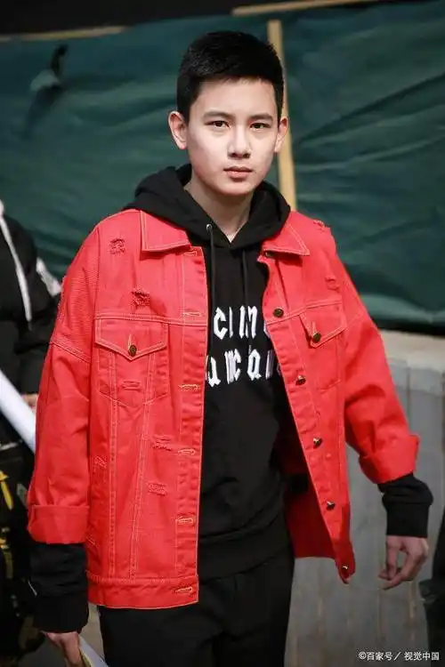 不得不说胡先煦男扮女装后的模样好漂亮,成功的俘获了网友们的芳心,性