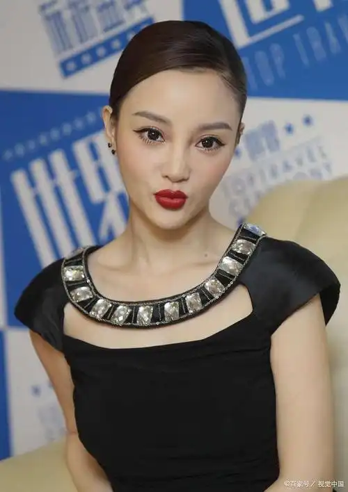 该男子和李小璐哈哈大笑,网友们纷纷质疑李小璐是不是跟男