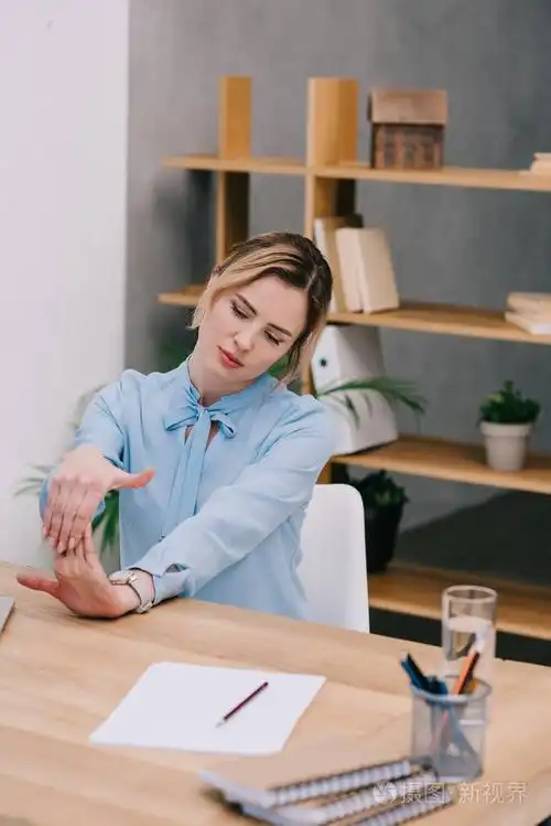 有魅力的女商人在办公室里伸伸手照片-正版商用图片116vkt-摄图新视界