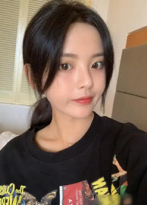 杨超越起床照流出看了她真实素颜脸后快把化妆品给捐了