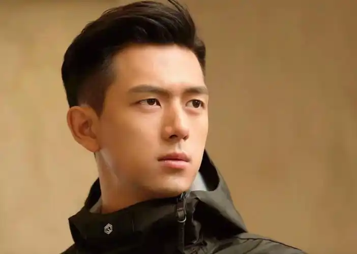 男士有这4个标志,很适合剪"背头"发型,轻熟又帅气