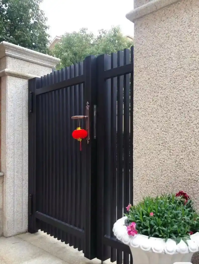 有一小院子的幸福~铝艺门绝配黄金麻 .黄金麻石材定做的门柱, - 抖音