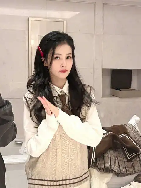 照片中的白鹿身穿浅色学院风制服,长发披肩清新甜美,对镜微笑灵动可爱
