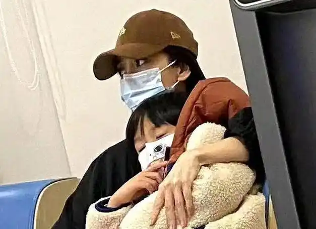 杨颖迎烦心事深夜抱小海绵去医院看急诊打扮随意毫无明星范