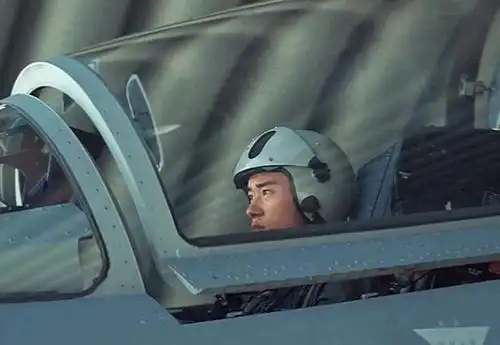 易烊千玺受国家认可穿军装驾驶战斗机为空军招新拍宣传片