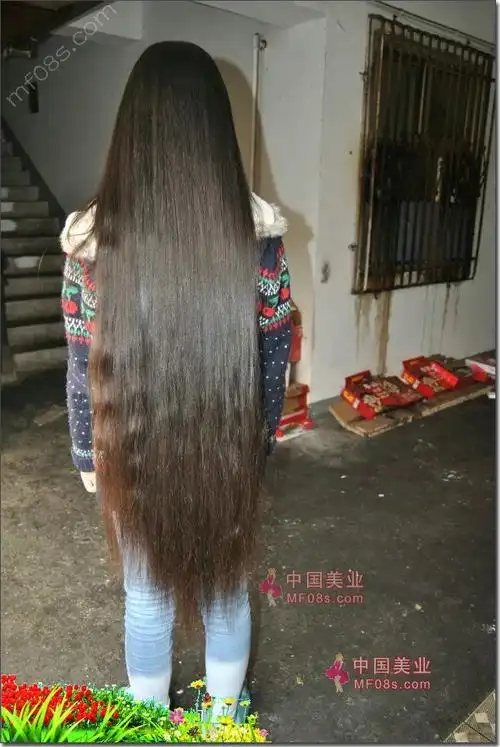 上学早正在读初中呢,身材就非常高挑了,苗条,长大了又是一代女神,头发