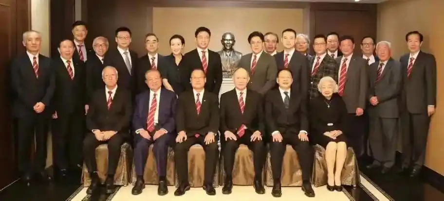 霍启刚坐首排二房三房未现身一张合照暴露了霍家的真实关系