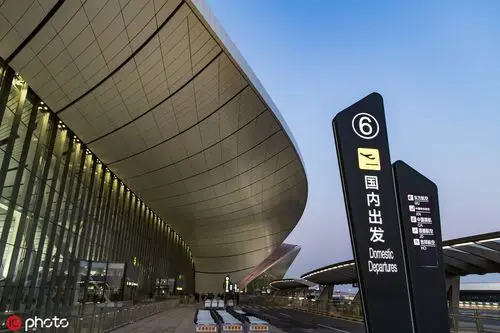 北京大兴机场候机楼外景大兴机场东航aoc运行控制中心,工作人员在查看