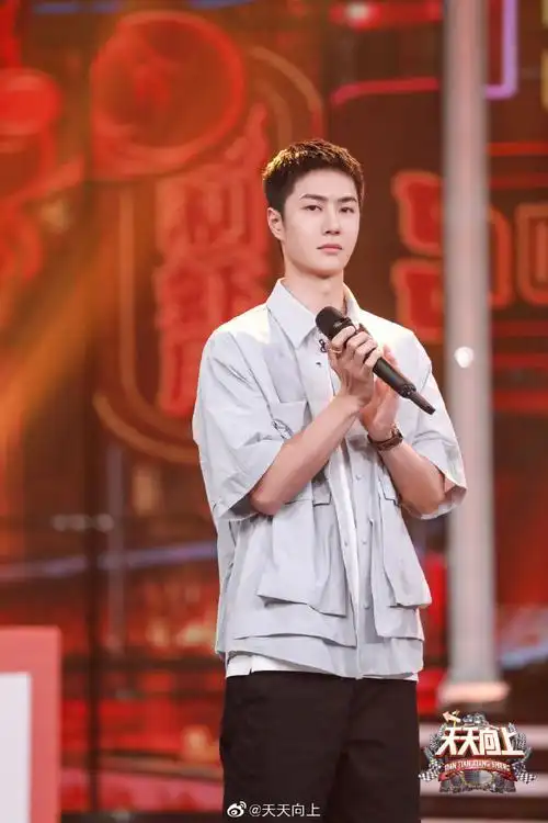 一天一个王一博今天是寸头小博