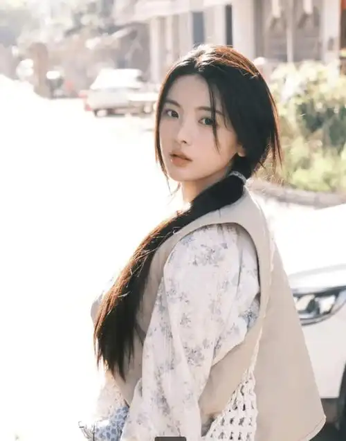 杨超越晒生活随拍戴头巾吃雪糕少女感十足