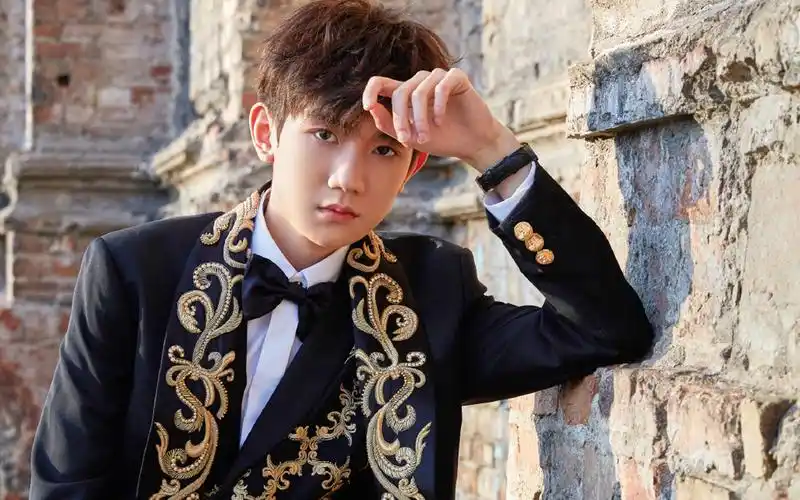 王源冷峻帅气写真图片桌面壁纸