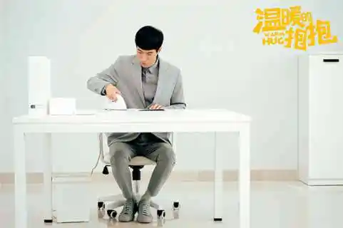 《温暖的抱抱》曝新海报 常远李沁沈腾拥抱美食