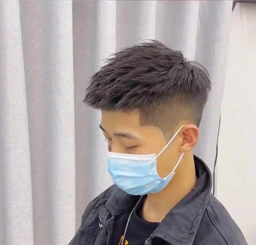 潮男必备前刺发型 锡纸烫 潮男必备前刺发型,简单烫一下自己在家就能