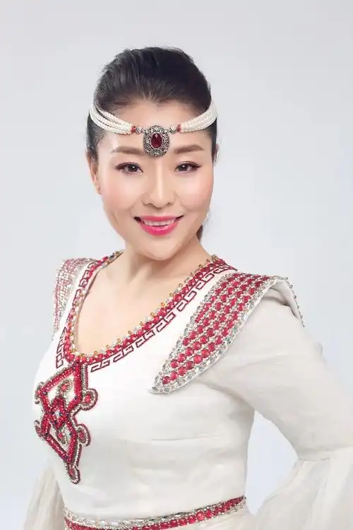 蒙古族歌唱演员莎日娜荣登国际诚信与品牌杂志封面
