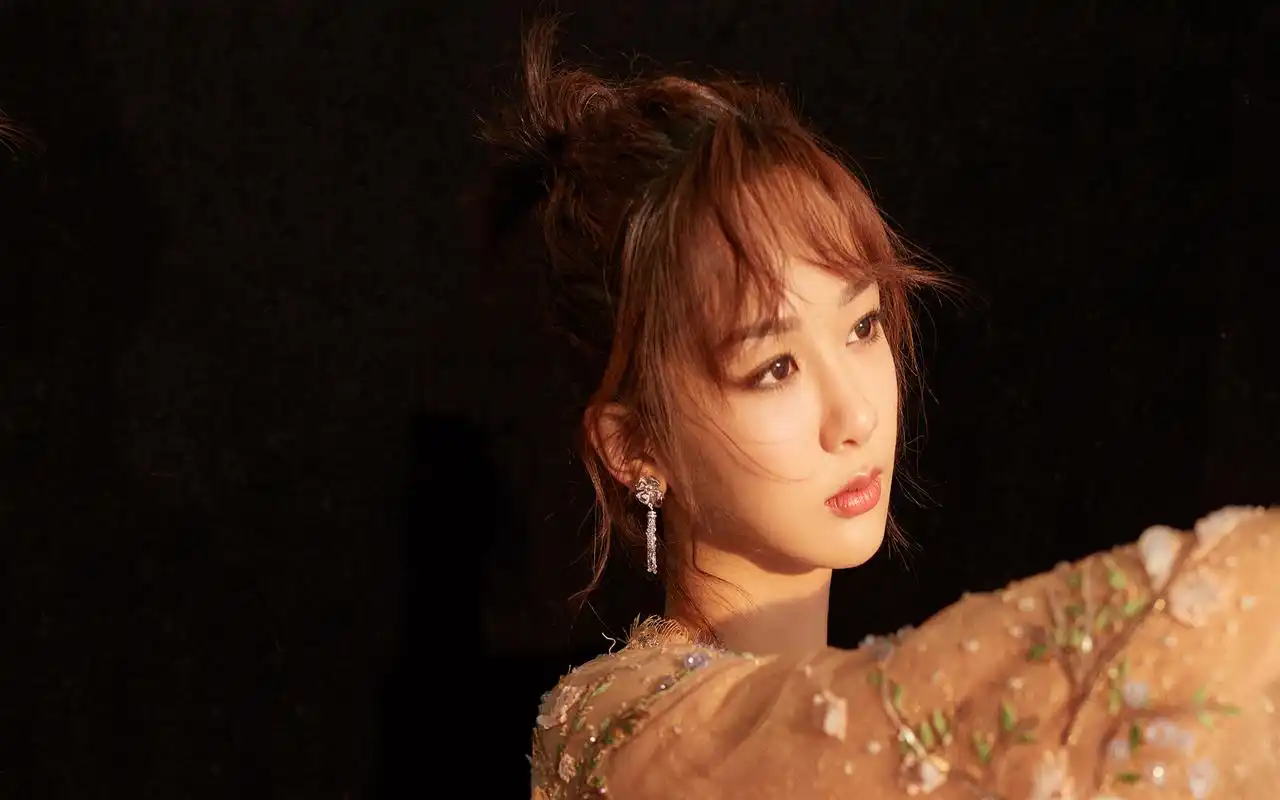 杨紫性感优雅写真桌面壁纸