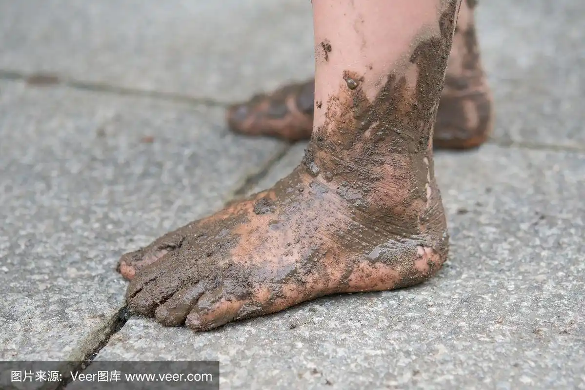 泥泞的孩子的脚