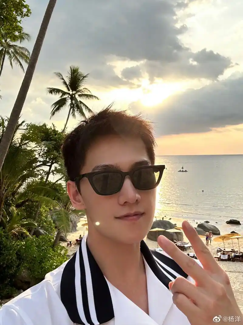 杨洋王楚然恋情曝光#  杨洋王楚然俊男美女是真的很喜欢比耶7015