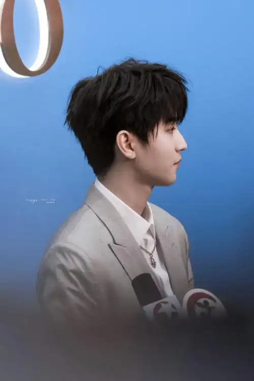 王俊凯2023遇兔呈祥##王俊凯灰色西装造型