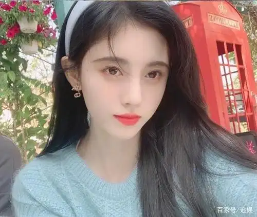 鞠婧祎晒怼脸自拍照,秒速获赞上十万,低下头后的发量却成焦点!