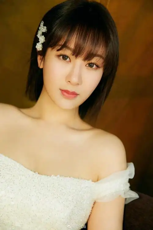 今晚@杨紫 东方卫视跨年晚会的第二套造型来咯