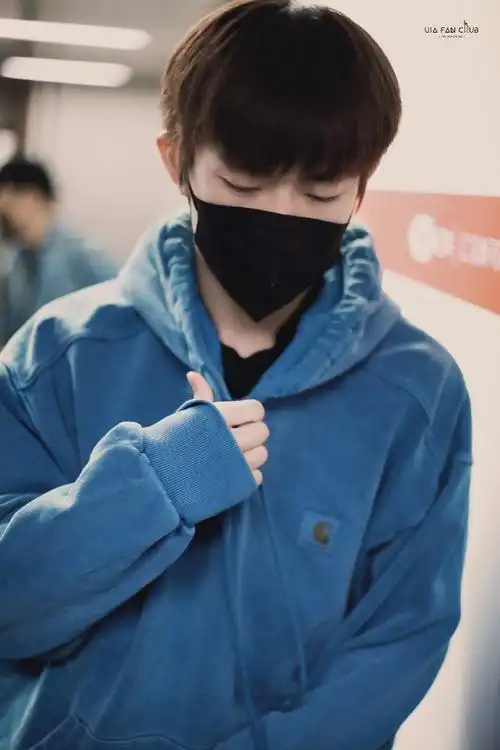 一心一意,易烊千玺##易烊千玺蓝色卫衣机场路透##易烊千玺顺毛刘海