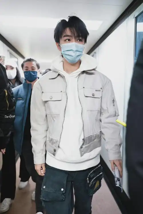 王俊凯最新机场饭拍