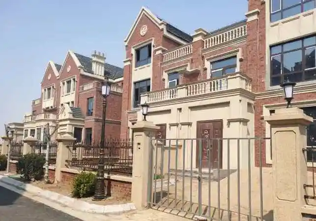 p>泰晤士小镇(别墅)位于上海市松江松江新城,由松江新城建设发展有限