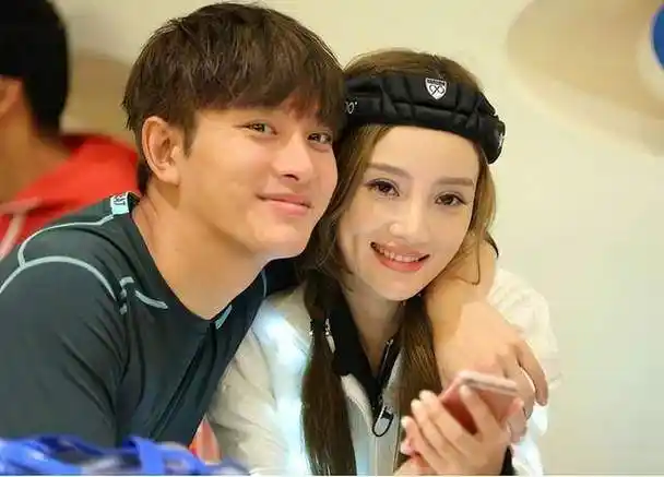 原创贾乃亮生日甜馨送礼物李小璐被夸教女有方获封贵圈好前妻