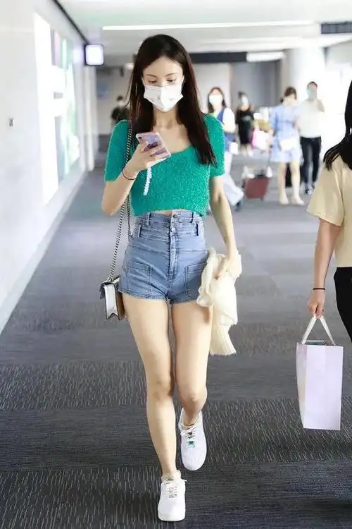 金晨不愧是浪姐穿露脐运动装走机场身材气质都很出众