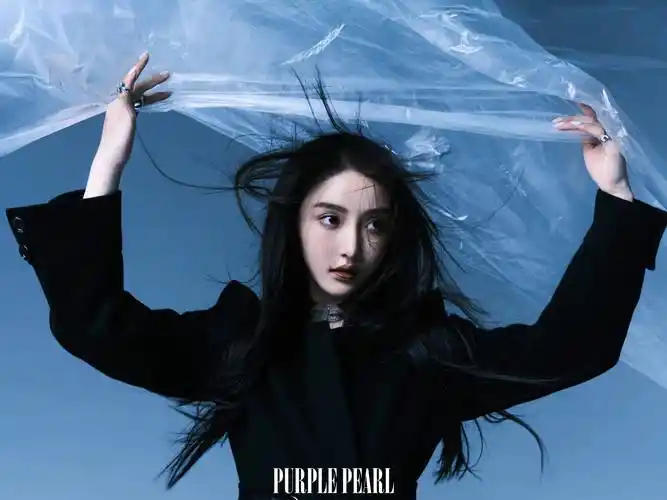 姜贞羽《purple pearl》杂志大片上线 金属机能风诠释无限可能_少女