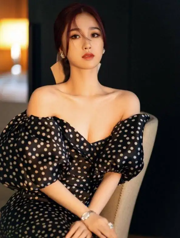 虞书欣晒新造型随拍!镂空超短裙展现火辣身姿,事业线吸睛无数