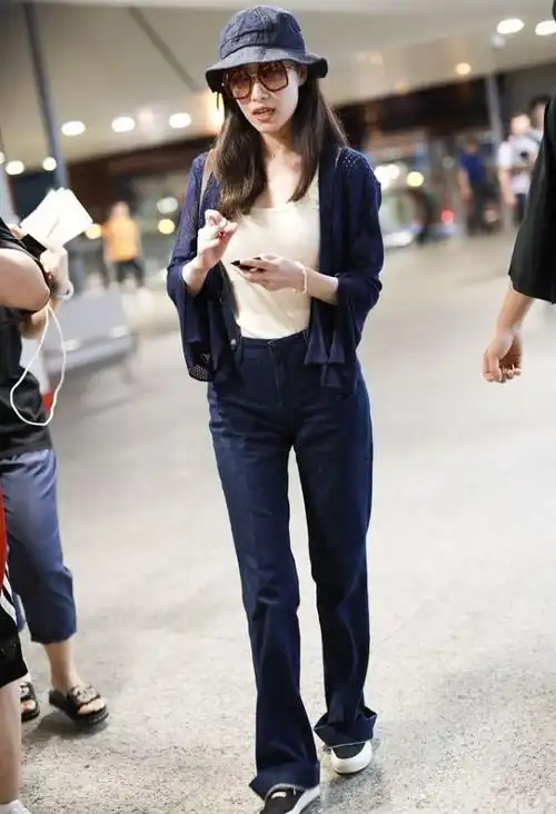 倪妮的气质是穿出来的开衫配背带裤都显得文艺精致真挺有韵味