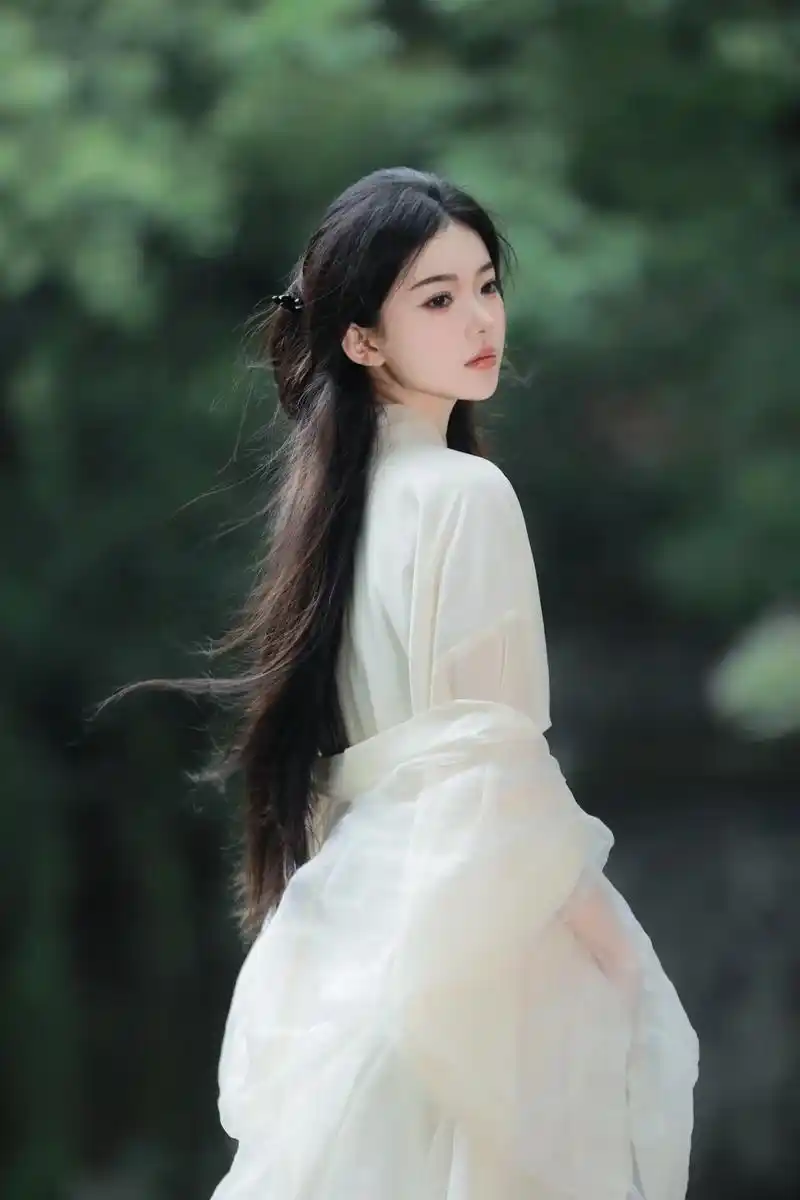 人生何处不清欢.#古风 #清冷风 #汉服 #国风美永不过时 - 抖音