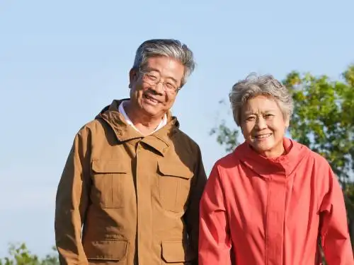 快乐的老年夫妇在公园合影