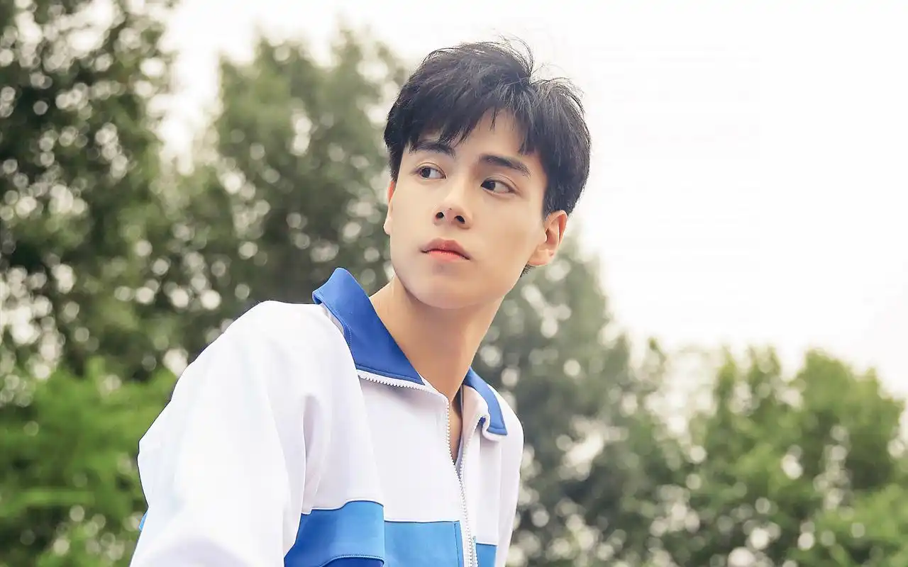 胡一天校服帅气写真高清图片桌面壁纸