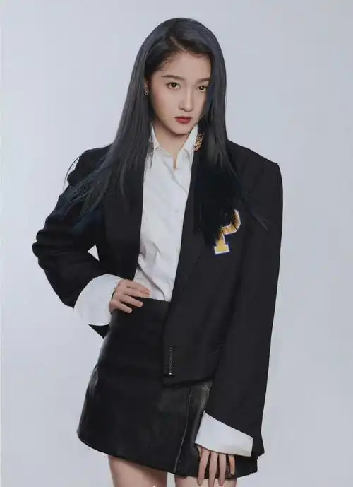 关晓彤红唇皮裙太冷艳挑染发色成熟有韵味眼神看着都不一样